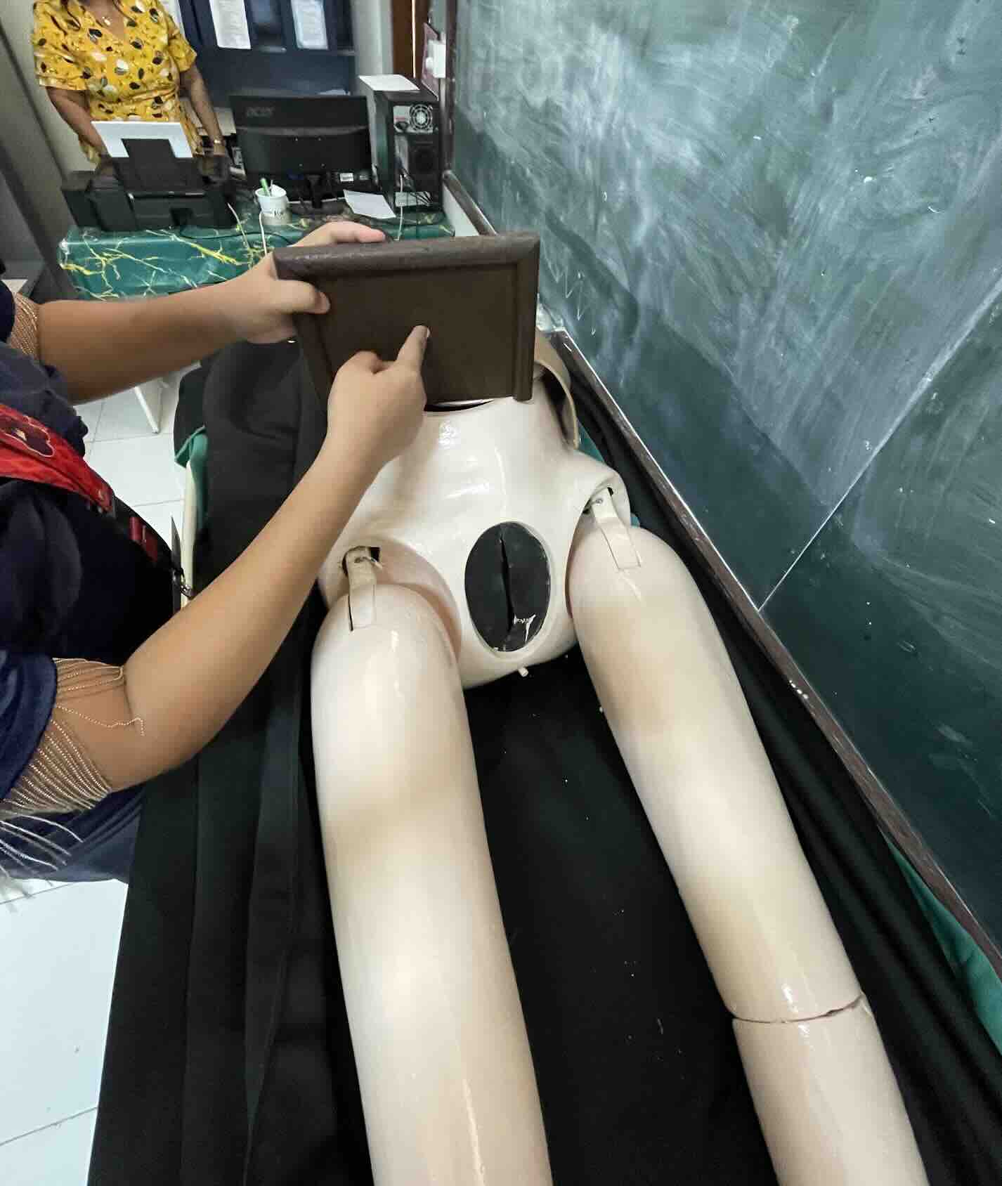 Matériel de simulation médicale pour la formation des sages-femmes