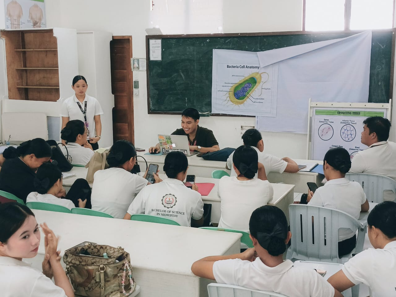 Étudiantes sages-femmes du Salay Community College aux Philippines